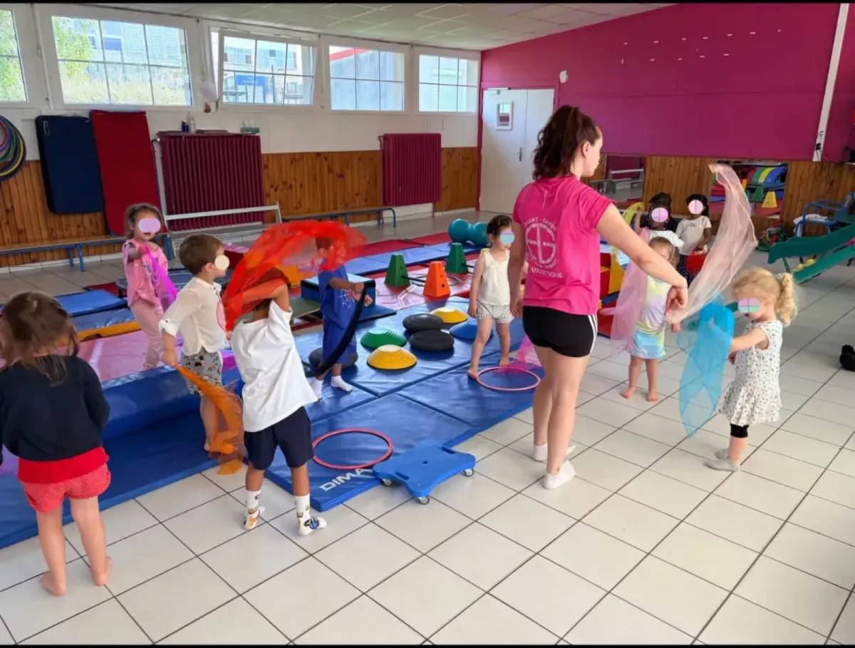 Enfants s'amusant avec des foulards colorés en éveil moteur