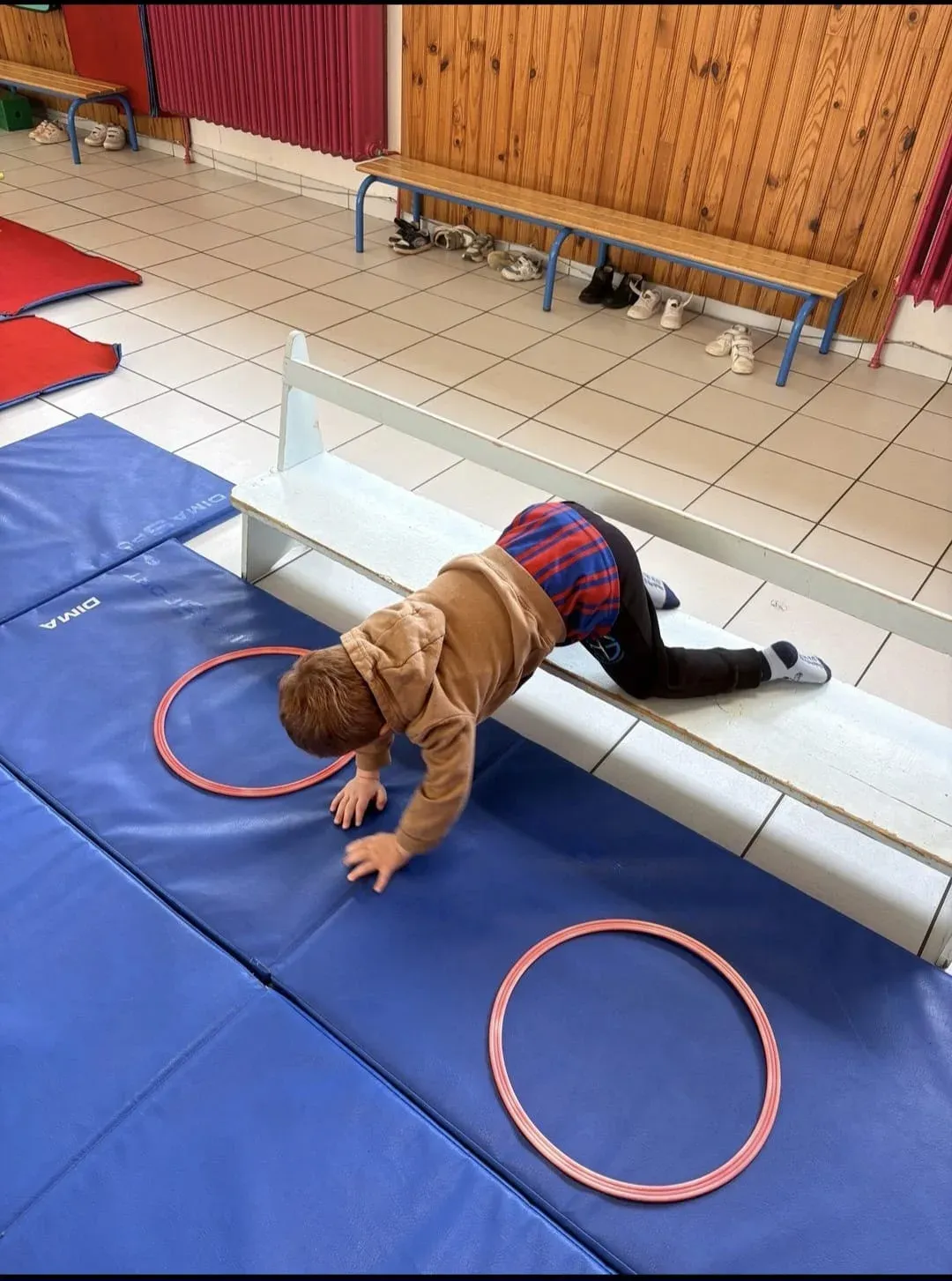 Enfant franchissant un obstacle sur un parcours de motricité
