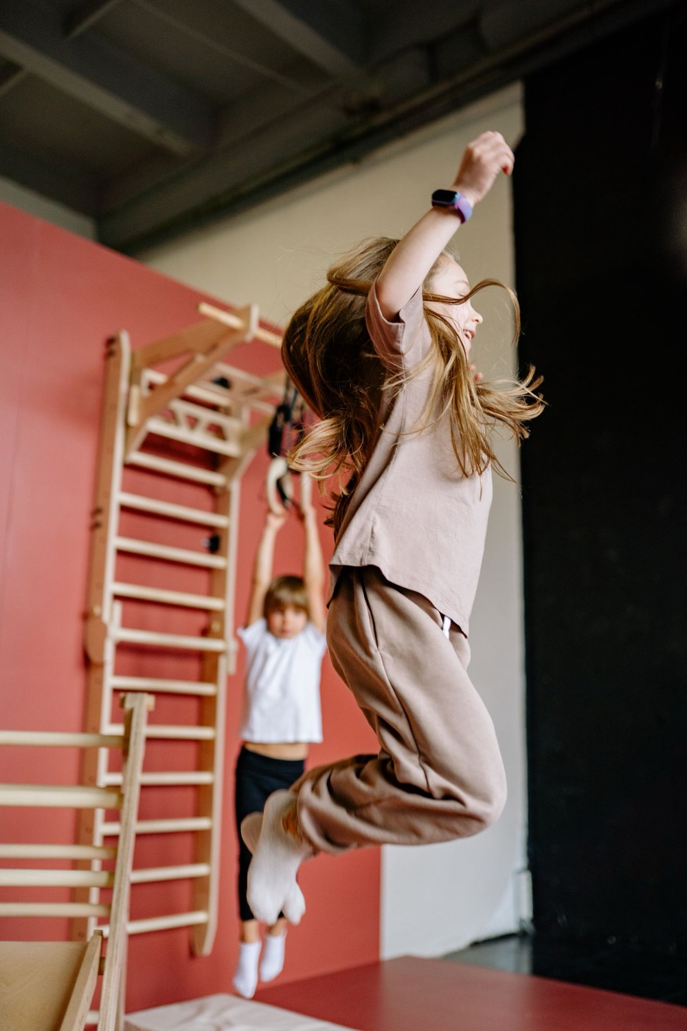 Enfant en plein éveil moteur lors d'une séance Hey'MaGym