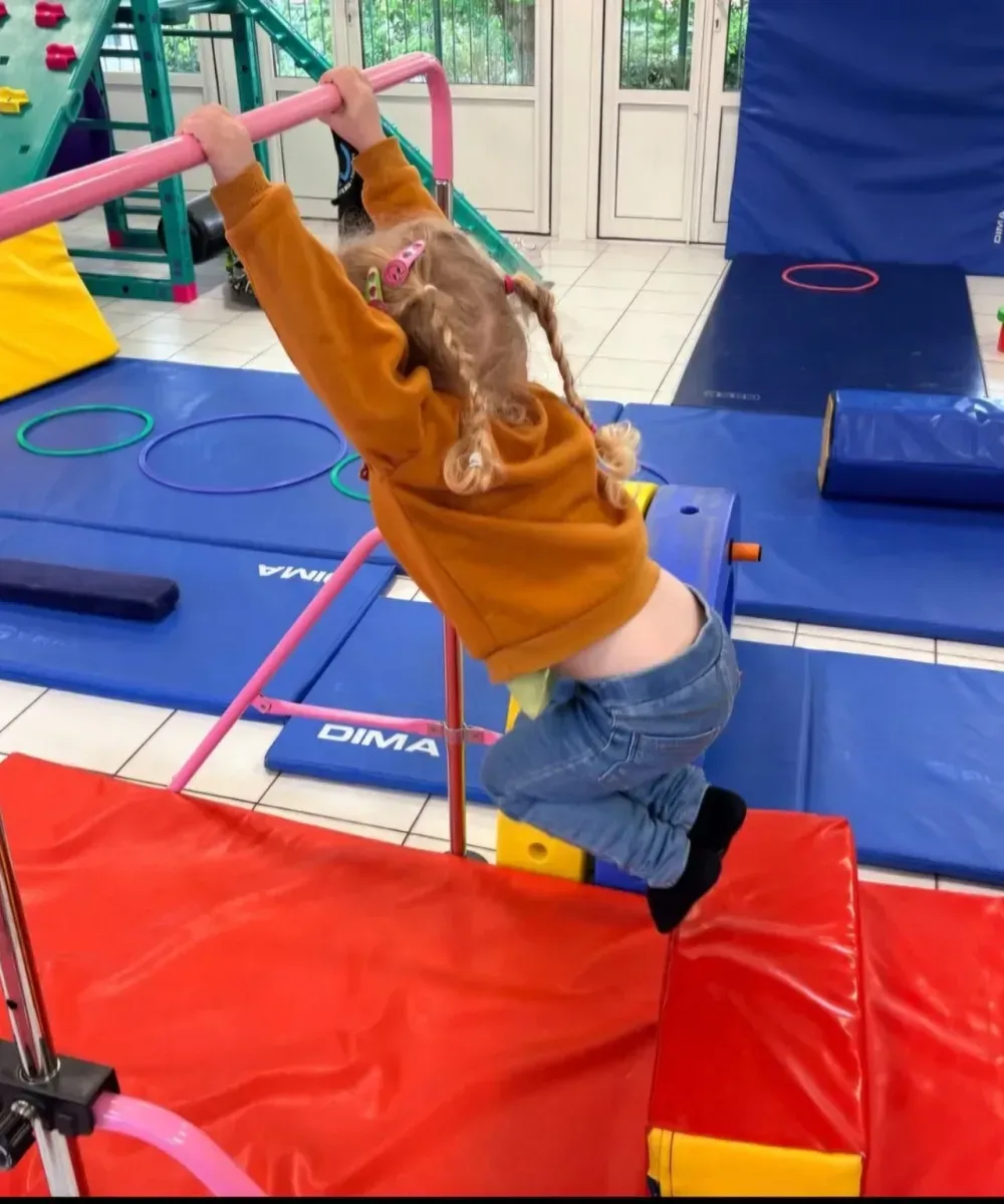 Enfant en plein éveil moteur lors d'une séance Hey'MaGym
