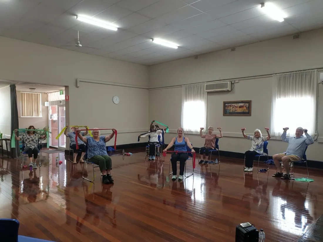 Seniors lors d’une séance de gym douce adaptée