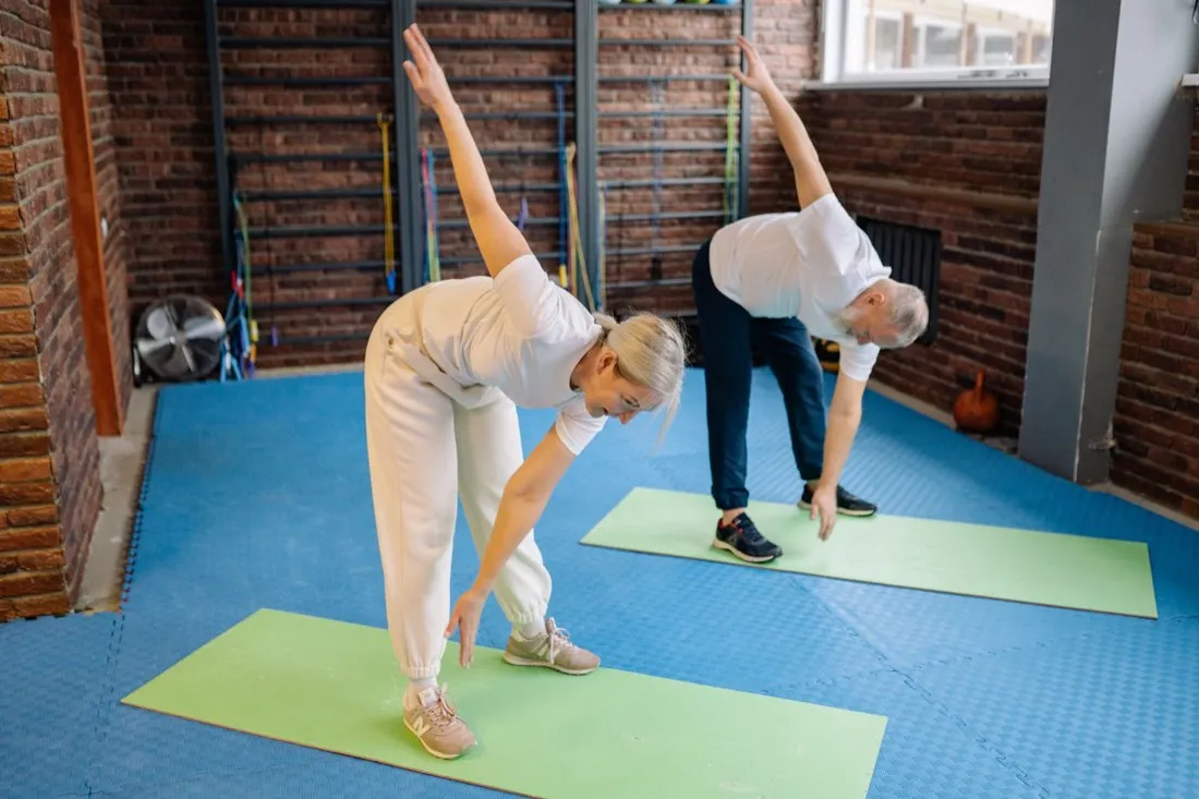 Seniors en exercice d’assouplissement